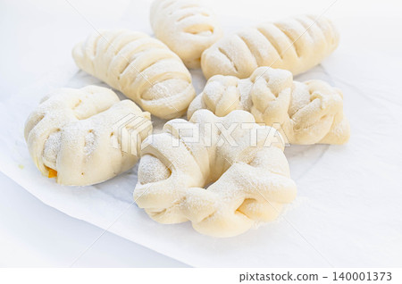 新鮮出爐的自製白麵包 新鮮出爐的自製白麵包 140001373