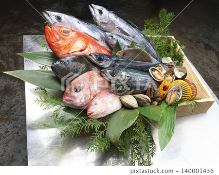 精選高知縣新魚類和貝類,打造奢華海鮮套餐。 精選高知縣新魚類和貝類,打造奢華海鮮套餐。 140001436