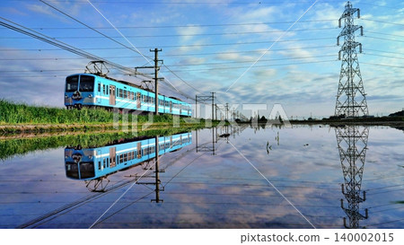 一列火車倒映在壯麗的水景中 140002015