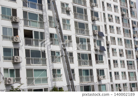 This is an apartment moving with a ladder truck. This is an apartment moving with a ladder truck. 140002189