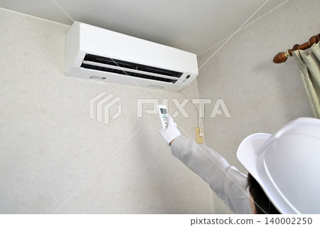 一名女工正在檢查空調機。 140002250