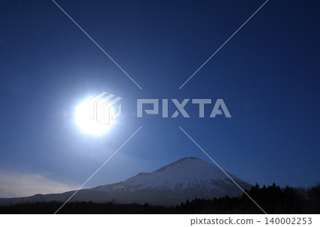 Mount Fuji, completely covered in snow, is brightly illuminated under the moonlight as bright as the sun. Mount Fuji, completely covered in snow, is brightly illuminated under the moonlight as bright as the sun. 140002253