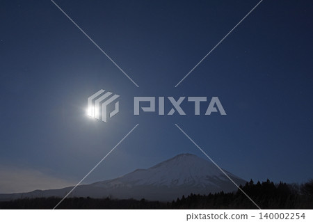 富士山完全被白雪覆蓋,在明亮的月光下閃閃發光。 富士山完全被白雪覆蓋,在明亮的月光下閃閃發光。 140002254
