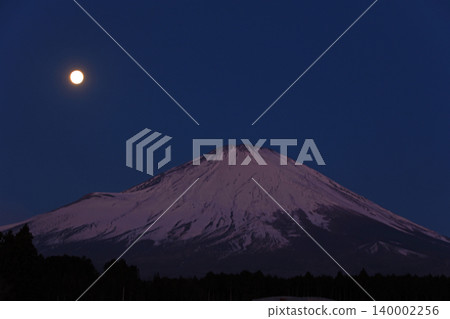 在皎潔的月光下,白雪皚皚的富士山,仍然籠罩在凜冽的冬日陽光中,開始泛起黎明的曙光。 在皎潔的月光下,白雪皚皚的富士山,仍然籠罩在凜冽的冬日陽光中,開始泛起黎明的曙光。 140002256