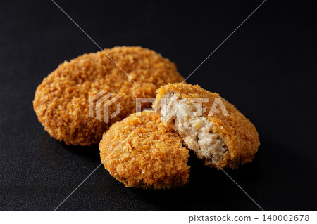 酥脆的牛肉丸子擺放在黑色背景上。 140002678