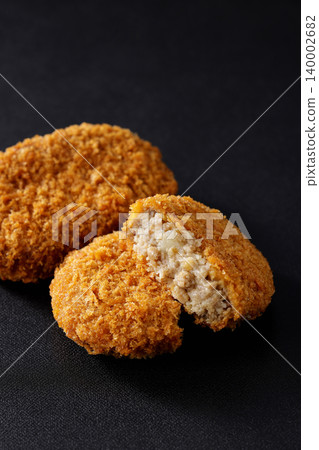酥脆的牛肉丸子擺放在黑色背景上。 140002682