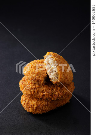 酥脆的牛肉丸子擺放在黑色背景上。 140002683