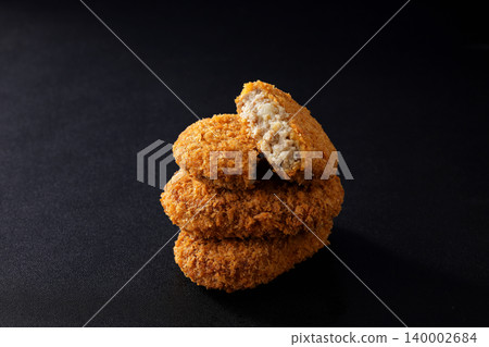 酥脆的牛肉丸子擺放在黑色背景上。 酥脆的牛肉丸子擺放在黑色背景上。 140002684