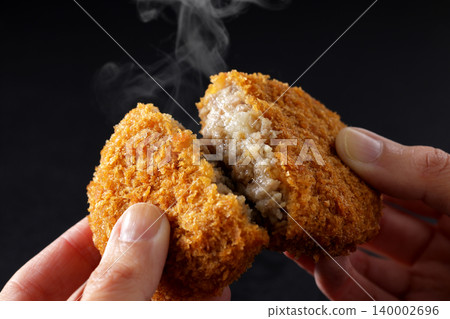 酥脆的牛肉丸子擺放在黑色背景上。 140002696