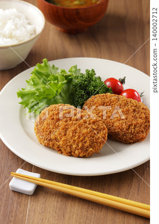 外酥裡嫩、看起來十分美味的牛肉丸子 140002712