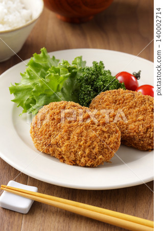 外酥裡嫩、看起來十分美味的牛肉丸子 外酥裡嫩、看起來十分美味的牛肉丸子 140002714