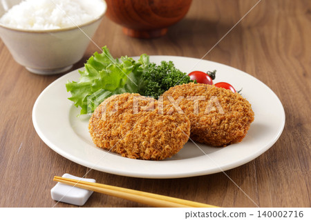 外酥裡嫩、看起來十分美味的牛肉丸子 140002716