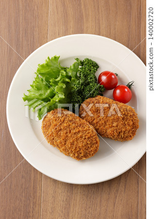 外酥裡嫩、看起來十分美味的牛肉丸子 140002720