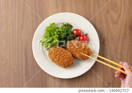 外酥裡嫩、看起來十分美味的牛肉丸子 140002727
