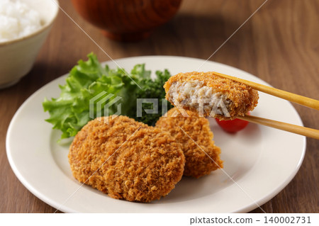 外酥裡嫩、看起來十分美味的牛肉丸子 140002731