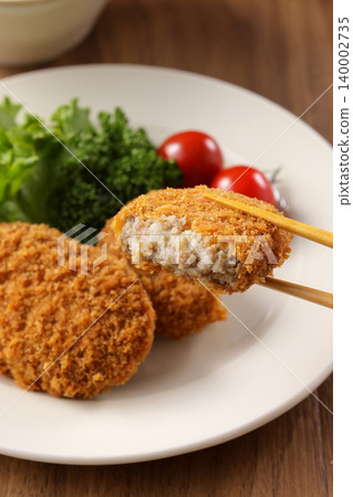 外酥裡嫩、看起來十分美味的牛肉丸子 140002735