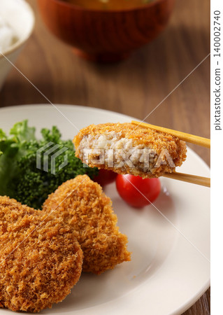 外酥裡嫩、看起來十分美味的牛肉丸子 外酥裡嫩、看起來十分美味的牛肉丸子 140002740