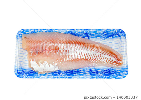 盛放在食品托盤中的鱈魚片，用於煎炒 [白色背景，摳圖] 140003337
