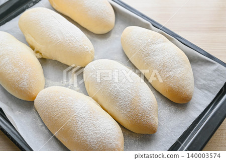 Toasted white bread Toasted white bread 140003574