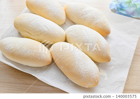 Toasted white bread Toasted white bread 140003575