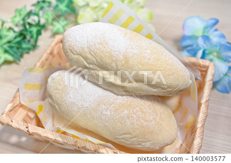 Toasted white bread Toasted white bread 140003577