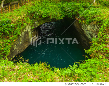 A view overlooking the skylight of the Tenmado Cave in Dogashima (West Izu, Shizuoka Prefecture) 140003675