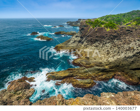 伊羅崎岬(靜岡縣南部伊豆半島)崎嶇的岩石海岸和洶湧的波濤 伊羅崎岬(靜岡縣南部伊豆半島)崎嶇的岩石海岸和洶湧的波濤 140003677