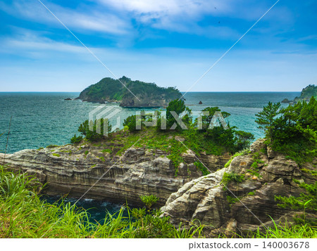 A view of the cliffs of the Dogashima geological formations and Sanshiro Island (West Izu, Shizuoka Prefecture) 140003678