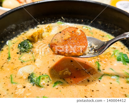 A sticky, gooey soup curry with okra and natto. It's packed with vegetables like broccoli and yam. 140004412