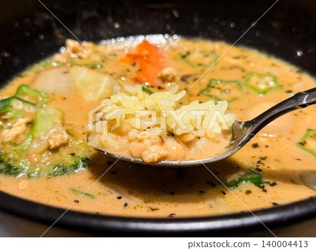 A sticky, gooey soup curry with okra and natto, served with turmeric rice. It also contains vegetables like broccoli. A sticky, gooey soup curry with okra and natto, served with turmeric rice. It also contains vegetables like broccoli. 140004413