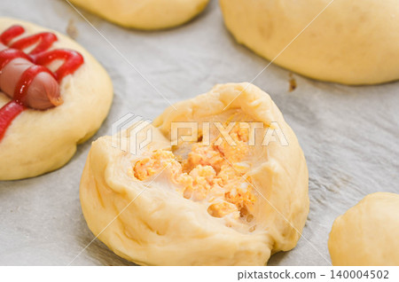麵包製作：二次發酵後的鹹味麵包。 140004502