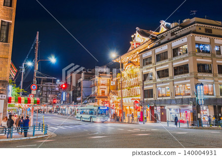 京都夜四條大橋十字路口 140004931