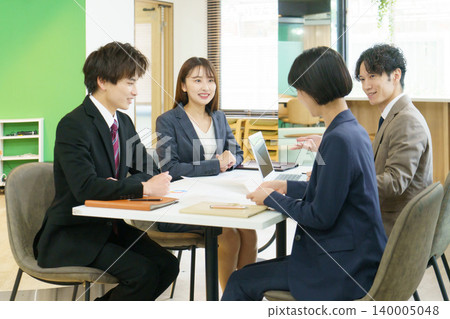 四位年輕的日本男女在辦公室開會。 140005048