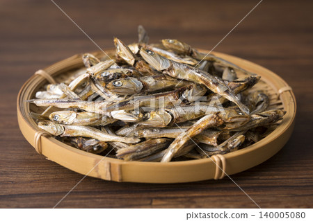 A basket of dried sardines 140005080