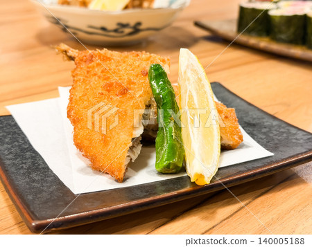 炸竹莢魚、炸青椒和檸檬角。 炸竹莢魚、炸青椒和檸檬角。 140005188