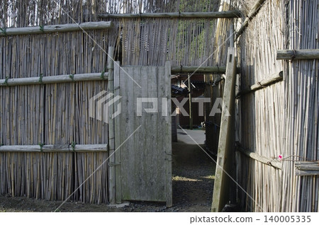 In the summer, the village of Magaki in Wajima City, Ishikawa Prefecture, is protected from strong winds from the sea by a fence made of bamboo, approximately three meters high. In the summer, the village of Magaki in Wajima City, Ishikawa Prefecture, is protected from strong winds from the sea by a fence made of bamboo, approximately three meters high. 140005335
