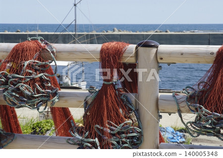 In the summer, the village of Magaki in Wajima City, Ishikawa Prefecture, is protected from strong winds from the sea by a fence made of bamboo, approximately three meters high. In the summer, the village of Magaki in Wajima City, Ishikawa Prefecture, is protected from strong winds from the sea by a fence made of bamboo, approximately three meters high. 140005348