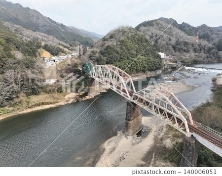 明治時期建造的三跨桁架橋-木津川橋的空拍畫面。 明治時期建造的三跨桁架橋-木津川橋的空拍畫面。 140006051