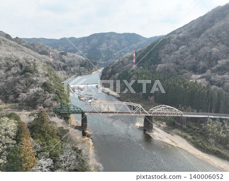 明治時期建造的三跨桁架橋－木津川橋的空拍畫面。 140006052