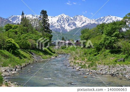 從大出公園看到的姬川和白馬三峰（白馬山）的雪景。 140006063