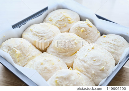 Making pull-apart bread: extra butter and granulated sugar Making pull-apart bread: extra butter and granulated sugar 140006200