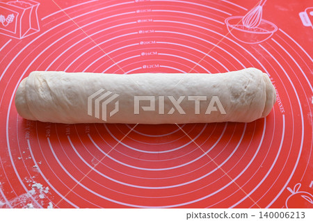 Making pull-apart bread: Roll the dough into a log shape. Making pull-apart bread: Roll the dough into a log shape. 140006213