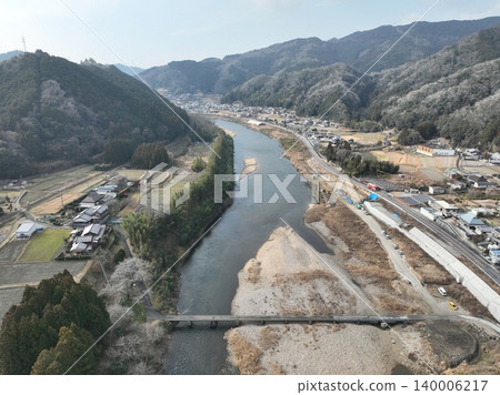 京都木津川潛水橋的空拍畫面，這是一座沒有護欄的低水橋。 140006217