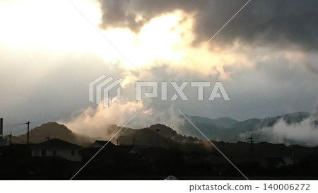 隱藏在雲層中的日落 140006272