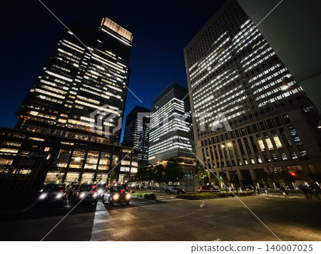 東京丸之內地區的夜景,摩天大樓鱗次櫛比,汽車燈光閃爍,構成了典型的都市發展區城市景觀。 東京丸之內地區的夜景,摩天大樓鱗次櫛比,汽車燈光閃爍,構成了典型的都市發展區城市景觀。 140007025