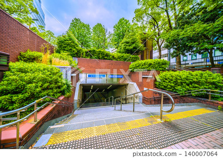 橫濱城市景觀,包括橫濱市營地鐵伊勢佐木町站(5號出口)。 橫濱城市景觀,包括橫濱市營地鐵伊勢佐木町站(5號出口)。 140007064