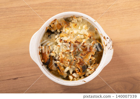 Mussels baked with cheese and breadcrumbs 140007339