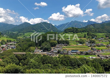 從空中俯瞰宮崎縣高千穗町的山村和梯田。 從空中俯瞰宮崎縣高千穗町的山村和梯田。 140007572