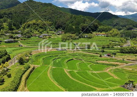 從傾斜角度拍攝的空拍照片,顯示了宮崎縣高千穗町的梯田。 從傾斜角度拍攝的空拍照片,顯示了宮崎縣高千穗町的梯田。 140007573