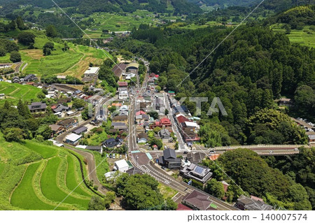 從空中俯瞰宮崎縣高千穗町的山村和梯田。 從空中俯瞰宮崎縣高千穗町的山村和梯田。 140007574